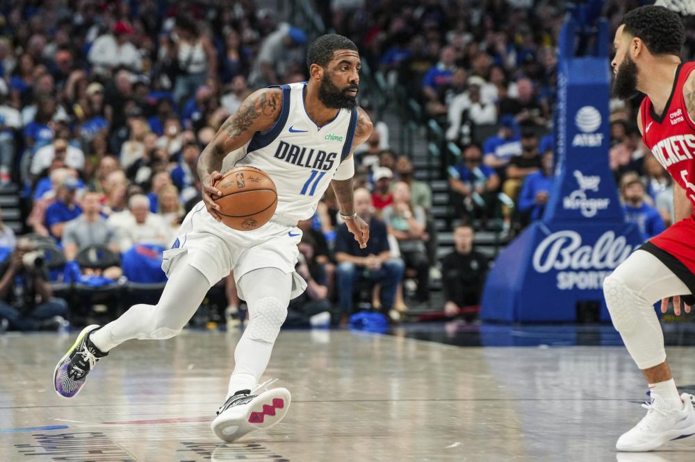 两人在场上 两人在场上